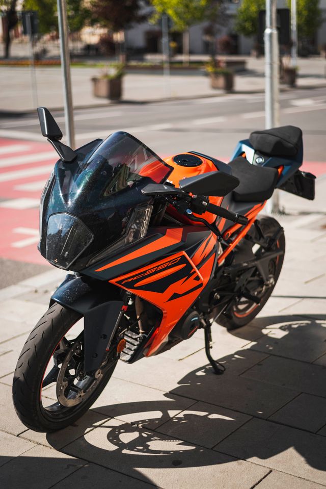 KTM RC 200 side view
