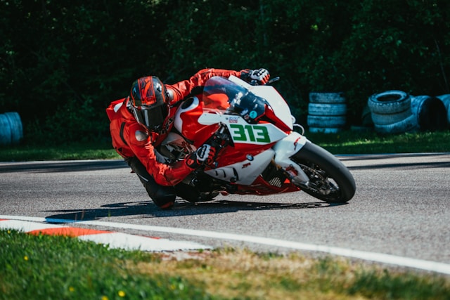 Best sports bikes under 3 lakhs India 2026 comparison